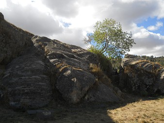 Sacsayhuam�n (Cusco), en la base de la colina aplanada vemos elementos redondos 02