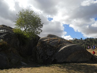 Sacsayhuam�n (Cusco), en la base de la colina aplanada vemos elementos redondos 03