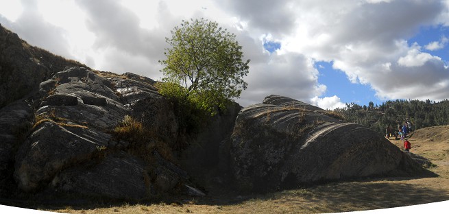 Sacsayhuam�n (Cusco), en la base de la colina aplanada vemos elementos redondos 4+5