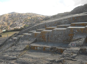 Sacsayhuam�n (Cusco), the giant throne on the flattened hill, zoomn frontal 01