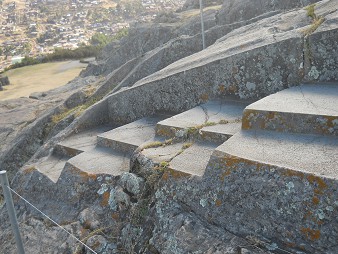 Sacsayhuam�n (Cusco), the giant throne on the flattened hill, details of the left side 01