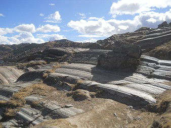 Sacsayhuam�n (Cusco), on the flattened hill, big bow formations of rock 08