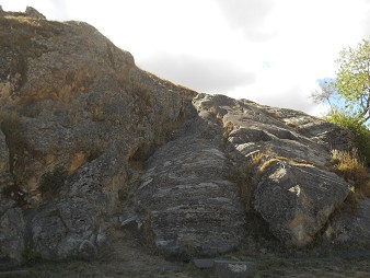 Sacsayhuam�n (Cusco), on the base of the flattened hill one can see little flattened rock elements 01