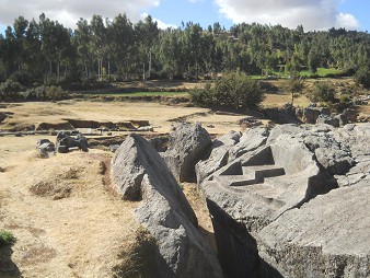Sacsayhuam�n (Cusco), la cantera grande 01, piedra gigante con tronos 01