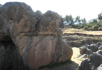 Sacsayhuam�n (Cusco), grosser Steinbruch, der Fels mit der umgekehrten Treppe und Thron 01