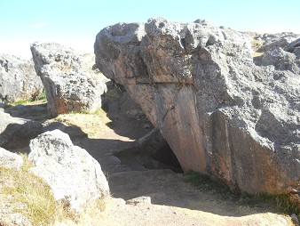 Sacsayhuamn (Cusco), grosser Steinbruch, der Fels mit der umgekehrten Treppe und Thron 02