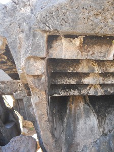 Sacsayhuam�n (Cusco), grosser Steinbruch, der Fels mit der umgekehrten Treppe und Thron, Details 02