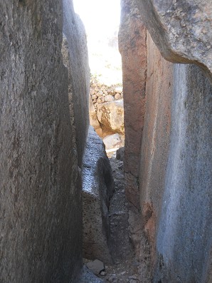 Sacsayhuam�n (Cusco), grosser Steinbruch, der Korridor zwischen zwei Felsen mit grossen Schnitten - die umgedrehte Treppe im Korridor - Nahaufnahme