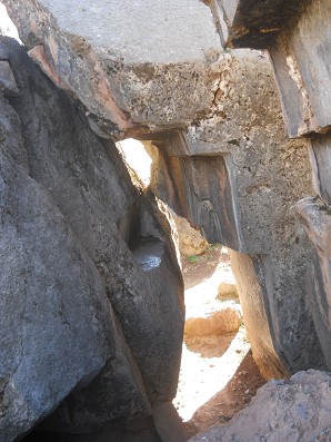 Sacsayhuam�n (Cusco), grosser Steinbruch, der Korridor zwischen zwei Felsen mit grossen Schnitten - die umgedrehte Treppe im Korridor - Nahaufnahme