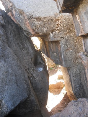 Sacsayhuamn (Cusco), grosser Steinbruch, der Korridor zwischen zwei Felsen mit grossen Schnitten - die umgedrehte Treppe im Korridor - Nahaufnahme