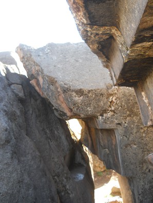 Sacsayhuam�n (Cusco), grosser Steinbruch, umgekehrte Treppen im Korridor, Nahaufnahme