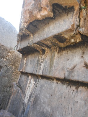 Sacsayhuam�n (Cusco), la
              cantera grande, escalera volteada, primer plano 04