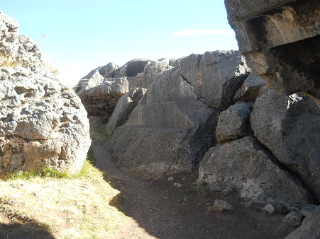 Sacsayhuam�n (Cusco), la cantera grande, trono grande cortado esculturado 01