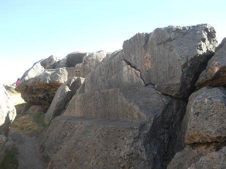 Sacsayhuamn (Cusco), big quarry, big throne cut in stone 02