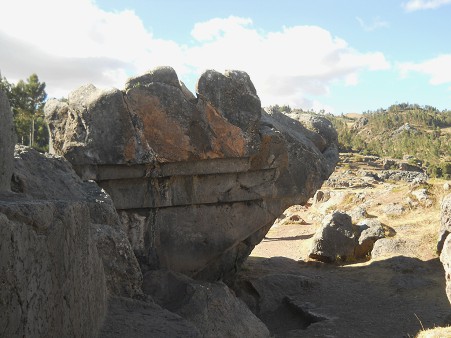 Sacsayhuam�n (Cusco), la cantera grande, roca con escaleras cortadas volteadas 01