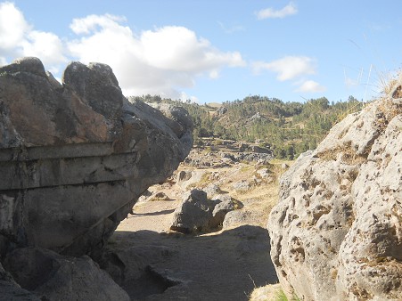 Sacsayhuamn (Cusco), grosser Steinbruch, der Fels mit den umgedrehten Treppen 02