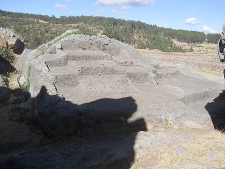 Sacsayhuam�n (Cusco), la cantera grande, el trono m�ltiple