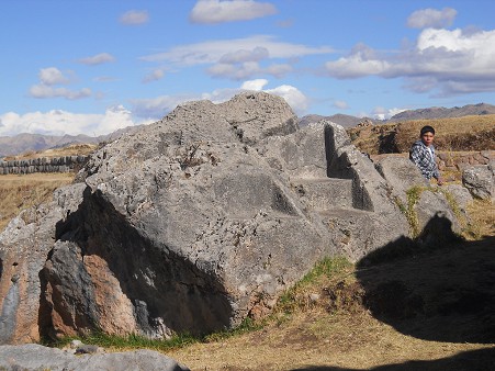 Sacsayhuamn (Cusco), big quarry, another multimple throne