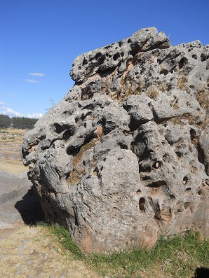 Sacsayhuam�n (Cusco), grosser Steinbruch, L�cherstein 01