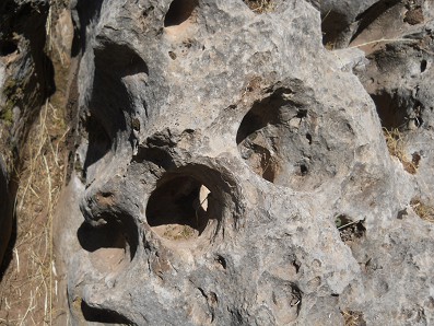 Sacsayhuam�n (Cusco), grosser Steinbruch, L�cherstein, Nahaufnahme 01