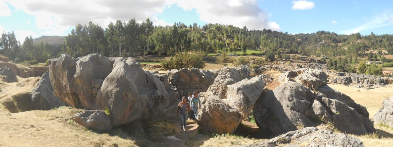 Sacsayhuam�n (Cusco), grosser Steinbruch 01, gigantische, geschmolzene und geschnittene Steine, Panorama