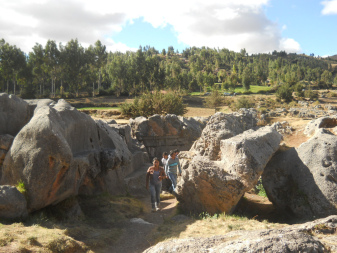 Sacsayhuam�n (Cusco), grosser Steinbruch 01, gigantische, geschmolzene und geschnittene Steine 02