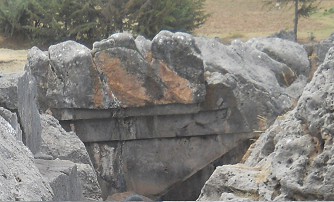 Sacsayhuam�n (Cusco), grosser Steinbruch 01, gigantische, geschmolzene und geschnittene Steine 01, die umgekehrte Treppe, Nahaufnahme