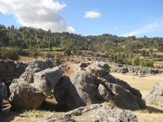 Sacsayhuam�n (Cusco), grosser Steinbruch 01, gigantische, geschmolzene und geschnittene Steine 03