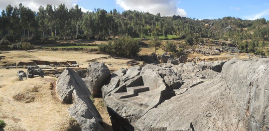 Sacsayhuam�n (Cusco), grosser Steinbruch 01, grosser Thron in Fels gehauen, Panorama