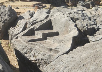 Sacsayhuam�n (Cusco), grosser Steinbruch 01, Gigastein mit Thron (Mehrfachthron) 01 - Nahaufnahme