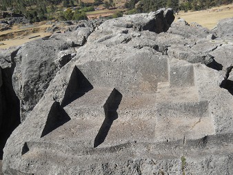 Sacsayhuam�n (Cusco), grosser Steinbruch 01, Mehrfachthron Frontansicht