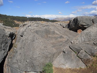 Sacsayhuam�n (Cusco), grosser Steinbruch 01, Mehrfachthron Seitenansicht