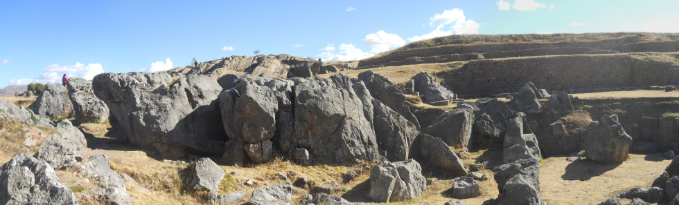 Sacsayhuam�n (Cusco), grosser Steinbruch 01, Ansammlung von Gigasteinen mit grossen Schnitten und Thronen etc., Panorama
