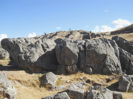 Sacsayhuam�n (Cusco), grosser Steinbruch, Ansammlung von Gigasteinen mit Schnitten und Thronen 02