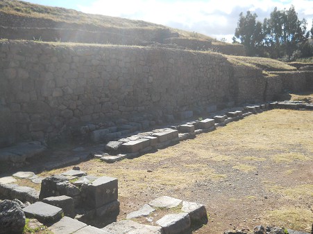 Sacsayhuam�n (Cusco), grosser Steinbruch, eine grosse Mauer und rechteckige Steine am Fuss der Mauer