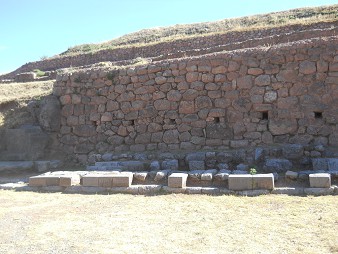 Sacsayhuam�n (Cusco), grosser Steinbruch, die grosse Mauer mit rechteckingen, fast quadratischen L�chern 1