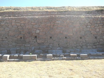 Sacsayhuam�n (Cusco), grosser Steinbruch, die grosse Mauer mit rechteckingen, fast quadratischen L�chern 2