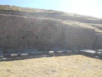 Sacsayhuam�n (Cusco), grosser Steinbruch, die grosse Mauer mit rechteckingen, fast quadratischen L�chern 3