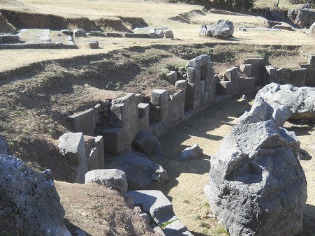 Sacsayhuam�n (Cusco), grosser Steinbruch, der Chaosbereich, Sicht auf die Mauer