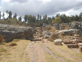 Cusco Sacsayhuamn, auf dem Weg zum Treppen- und Thronstein "Chinchana grande"