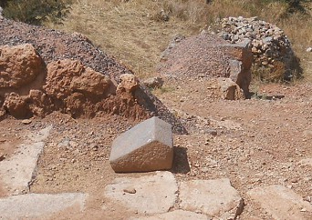 Cusco Sacsayhuamn, el camino a la roca de escaleras y tronos "Chinchana grande", fundamentos con una piedra cortada trapezoide como una casa