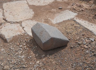 Cusco Sacsayhuam�n, on the way to the rock of stairs and thrones "Chinchana grande", groundworks and a trapezoid cut stone in form of a house 02