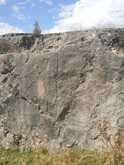 Cusco Sacsayhuam�n, on the way to the rock of stairs and thrones "Chinchana grande", giant stone with surfaces with engravings - zoom