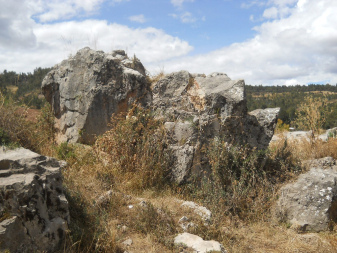 Cusco Sacsayhuam�n, on the way to the rock of stairs and thrones "Chinchana grande", rock with cut surfaces