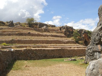 La roca de escaleras y tronos "Chinchana grande", las terrazas