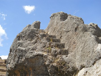 Roca de escaleras y tronos "Chinchana grande", escalera 01 primer plano