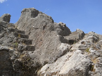 Roca de escaleras y tronos "Chinchana grande", escalera 02 primer plano