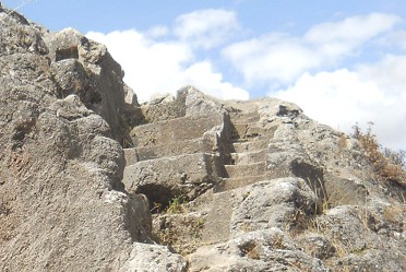 Roca de escaleras y tronos "Chinchana grande" parte 1, detalle escalera segunda