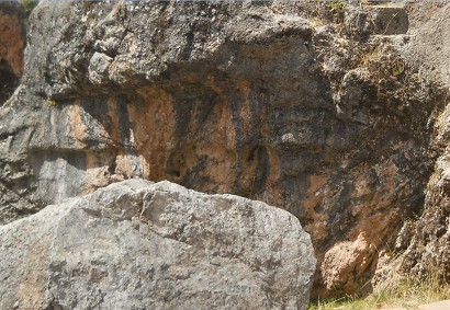 Der Treppen- und Thronfelsen "Chinchana grande" (Treppenfelsen), Seitenansicht - grosse Schnitte in schwarz-rotem Fels, Nahaufnahme