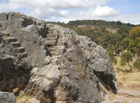 La roca de escaleras y tronos "Chinchana grande", parte 2